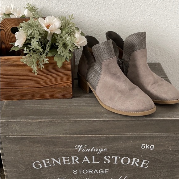 American Eagle By Payless Shoes - American Eagle Gray Suede Ankle Boots (6.5)